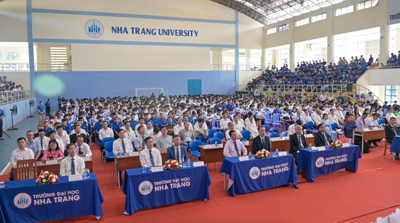 Khatoco trao tặng học bổng "Chắp cánh ước mơ" cho sinh viên Đại học Nha Trang dịp khai giảng