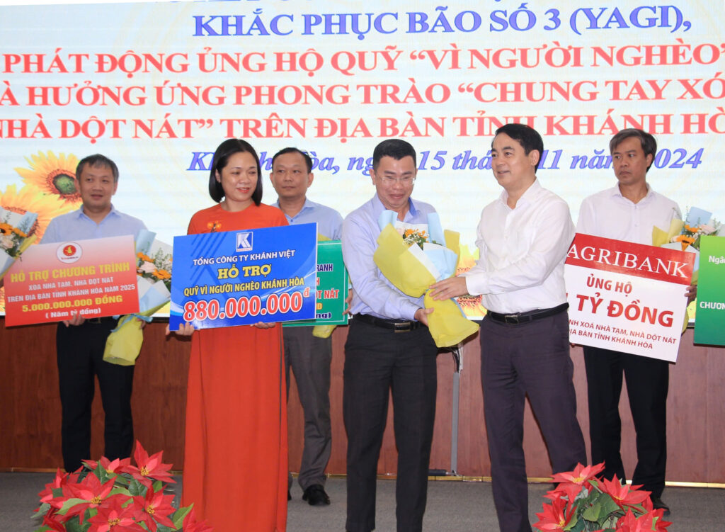 Khatoco ủng hộ 880 triệu đồng cho Quỹ “Vì người nghèo” và phong trào “Chung tay xóa nhà tạm, nhà dột nát”