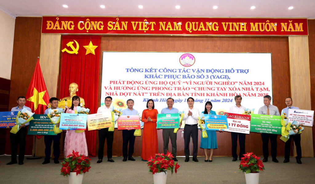 Khatoco ủng hộ 880 triệu đồng cho Quỹ “Vì người nghèo” và phong trào “Chung tay xóa nhà tạm, nhà dột nát”