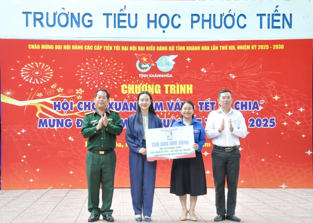 Tổng công ty Khánh Việt ủng hộ 200 triệu đồng tổ chức chương trình "Cặp bánh sẻ chia – gói trọn yêu thương"