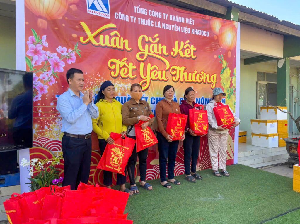 Công ty Thuốc lá Nguyên liệu Khatoco trao quà Tết cho bà con nông dân