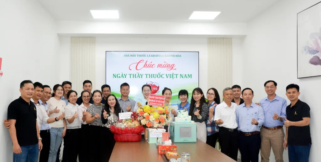 Đại diện lãnh đạo Tổng công ty Khánh Việt và đại diện lãnh đạo Nhà máy Thuốc lá Khatoco Khánh Hòa chúc mừng đội ngũ y tế tại Nhà máy Thuốc lá Khatoco Khánh Hòa