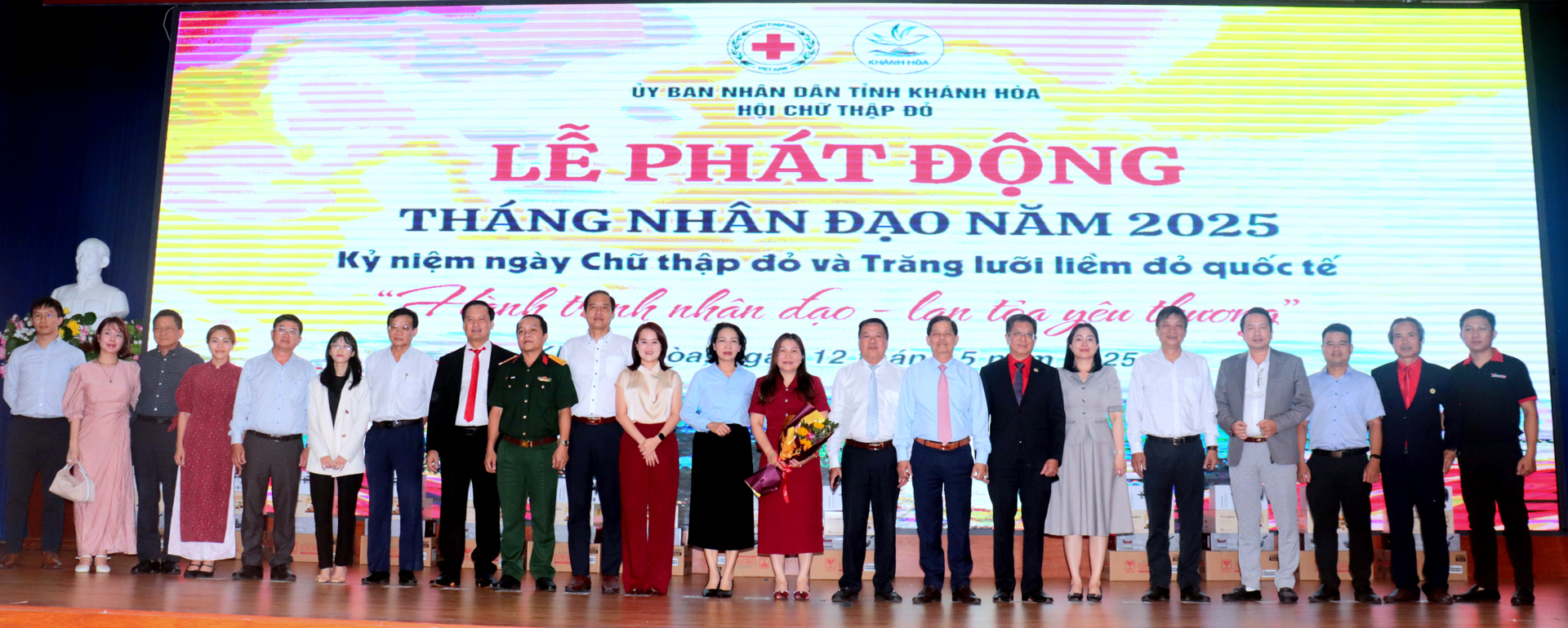Khatoco đồng hành cùng "Hành trình nhân đạo - Lan tỏa yêu thương" 2 Đại diện các nhà tài trợ chụp ảnh lưu niệm cùng Hội Chữ thập đỏ và lãnh đạo UBND tỉnh Khánh Hòa tại Lễ phát động Tháng nhân đạo năm 2025