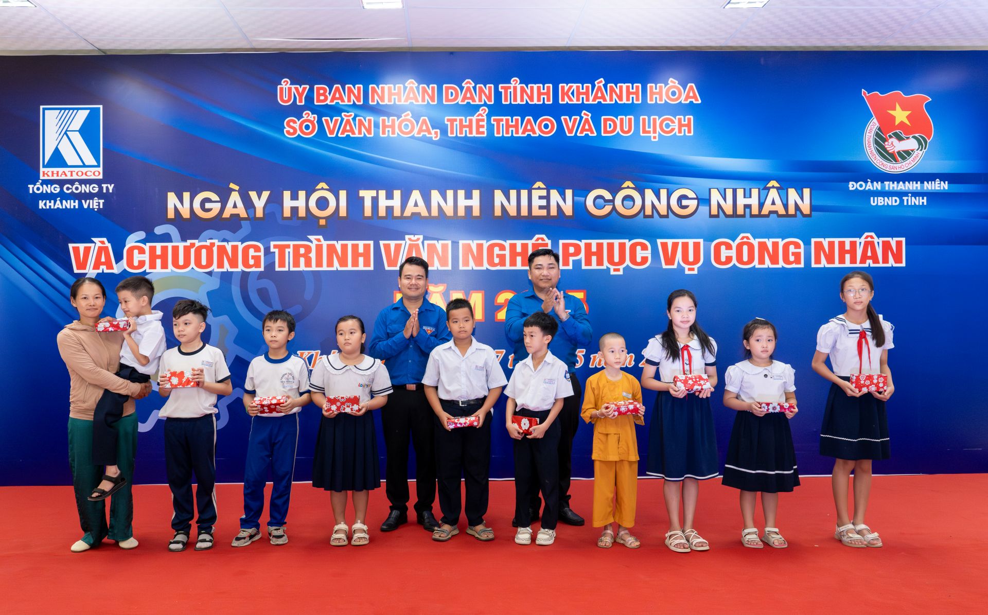 Sôi động cùng Ngày hội thanh niên công nhân 2025 tại Công ty Thuốc lá Nguyên liệu Khatoco 4 Đồng chí Phạm Hoàng Vũ, Phó Bí thư phụ trách Đoàn Thanh niên UBND tỉnh và đồng chí Trần Mạnh Cường, Phó Bí thư Đoàn Thanh niên UBND tỉnh, Bí thư Đoàn Tổng công ty Khánh Việt trao tặng học bổng hỗ trợ cho các em học sinh