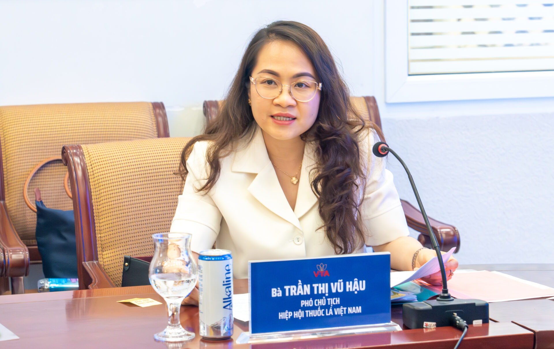 Hiệp hội Thuốc lá Việt Nam tổ chức Hội nghị Ban Chấp hành khóa VIII tại Tổng công ty Khánh Việt 6 Bà Trần Thị Vũ Hậu - Tổng Giám đốc Tổng công ty Công nghiệp Thực phẩm Đồng Nai, Phó Chủ tịch Hiệp hội Thuốc lá Việt Nam