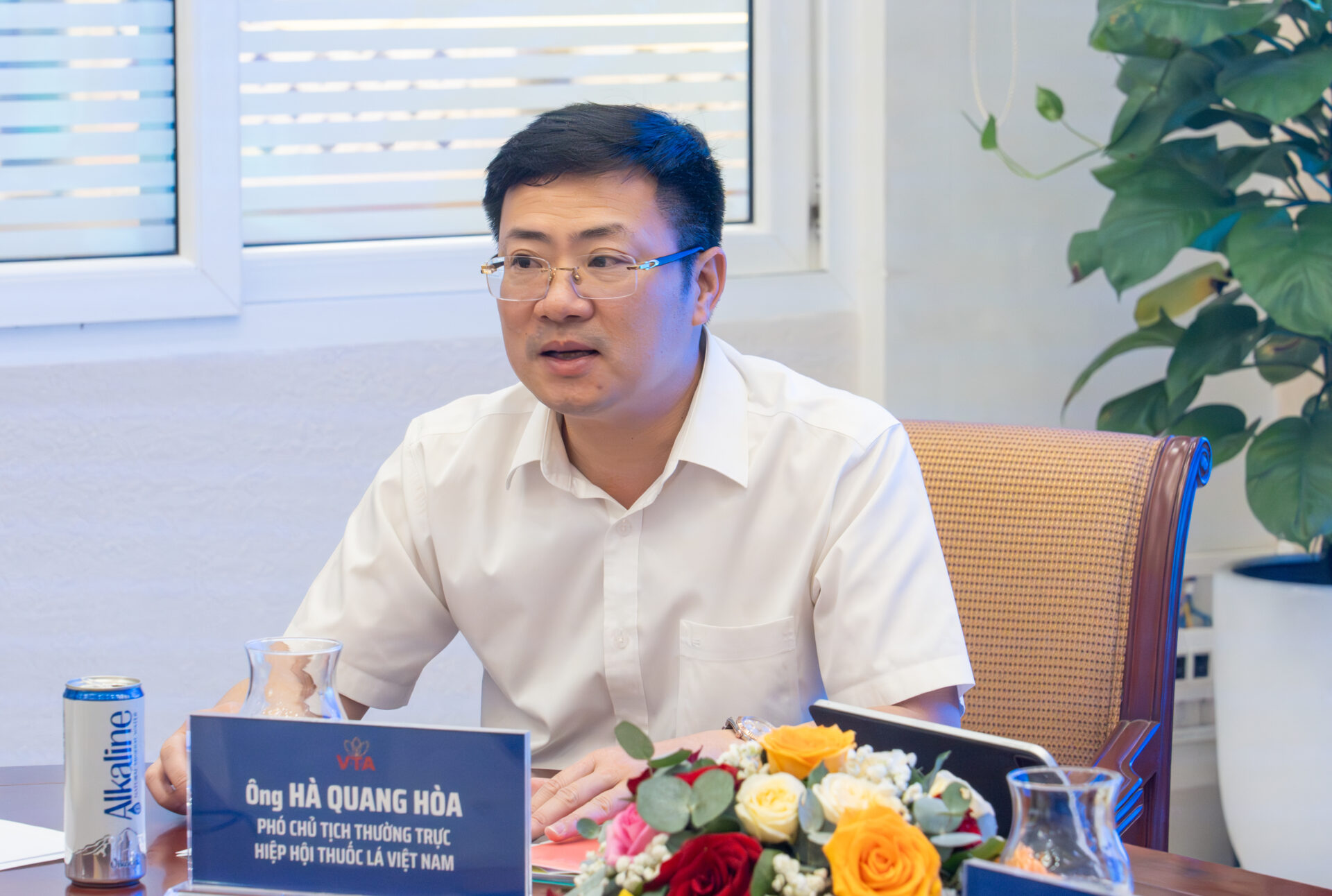 Hiệp hội Thuốc lá Việt Nam tổ chức Hội nghị Ban Chấp hành khóa VIII tại Tổng công ty Khánh Việt 5 Ông Hà Quang Hòa - Tổng Giám đốc Tổng công ty Thuốc lá Việt Nam, Phó Chủ tịch Thường trực Hiệp hội Thuốc lá Việt Nam