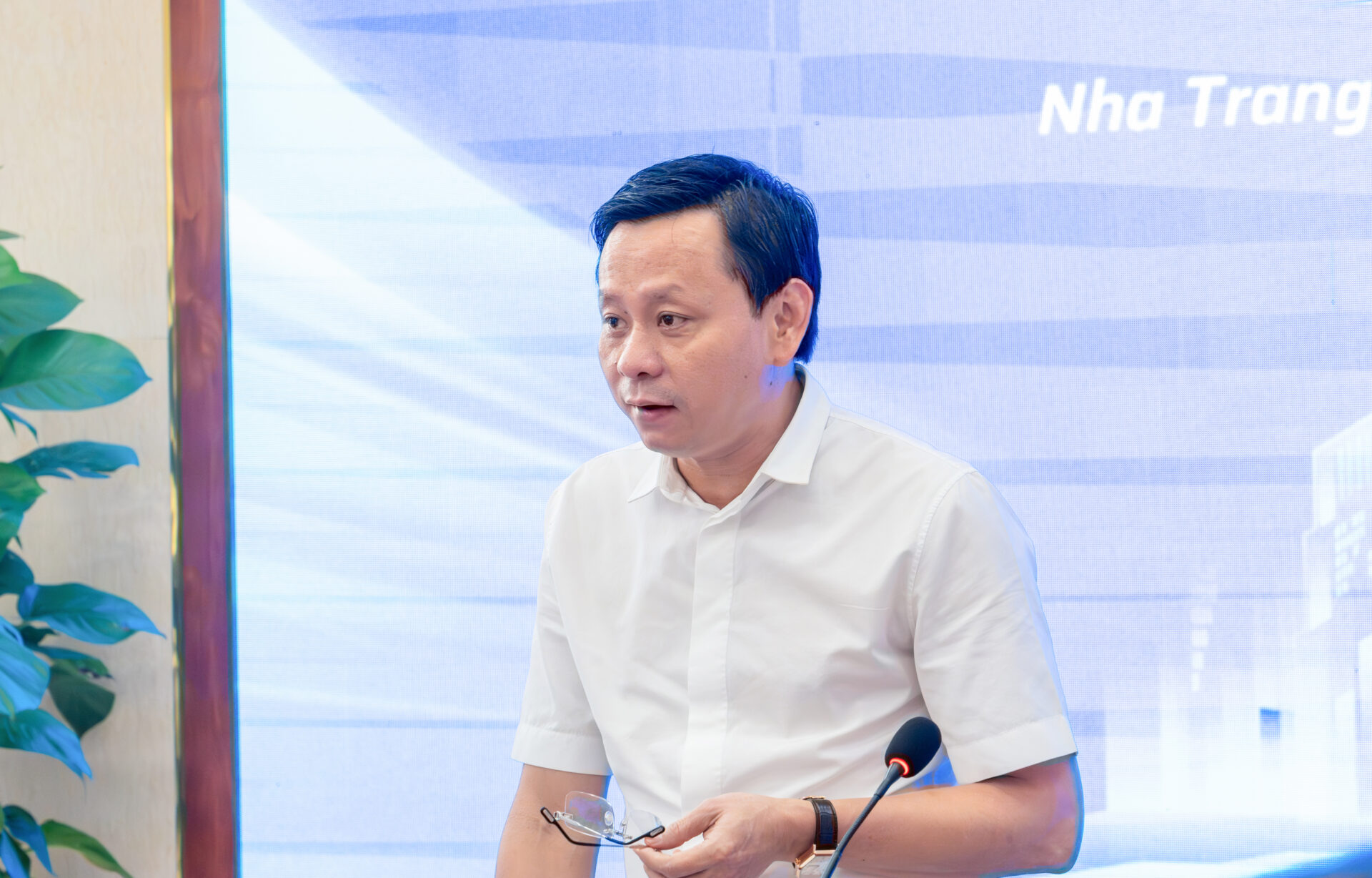 Hiệp hội Thuốc lá Việt Nam tổ chức Hội nghị Ban Chấp hành khóa VIII tại Tổng công ty Khánh Việt 3 Ông Hồ Lê Nghĩa - Chủ tịch Hội đồng thành viên Tổng công ty Thuốc lá Việt Nam, Chủ tịch Hiệp hội Thuốc lá Việt Nam báo cáo tại Hội nghị