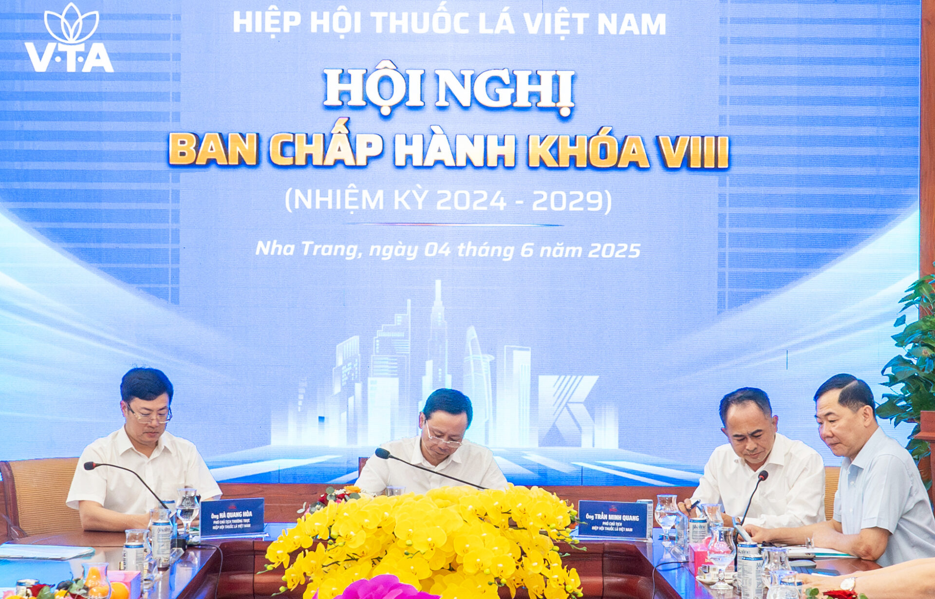 Hiệp hội Thuốc lá Việt Nam tổ chức Hội nghị Ban Chấp hành khóa VIII tại Tổng công ty Khánh Việt 2 Ông Hà Quang Hòa - Phó Chủ tịch Thường trực Hiệp hội Thuốc lá Việt Nam, ông Hồ Lê Nghĩa - Chủ tịch Hiệp hội, ông Trần Minh Quang - Phó Chủ tịch Hiệp hội, ông Nguyễn Chí Nhân - Tổng Thư ký Hiệp hội (thứ tự từ trái sang)