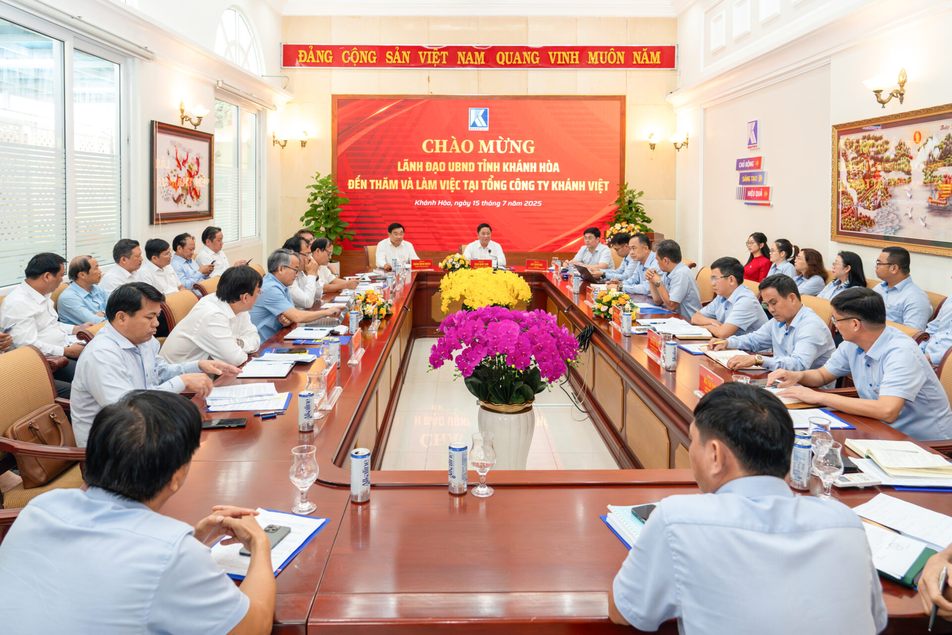 Chủ tịch UBND tỉnh Trần Quốc Nam thăm và làm việc tại Tổng công ty Khánh Việt