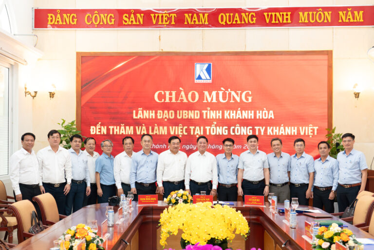 Chủ tịch UBND tỉnh Trần Quốc Nam thăm và làm việc tại Tổng công ty Khánh Việt