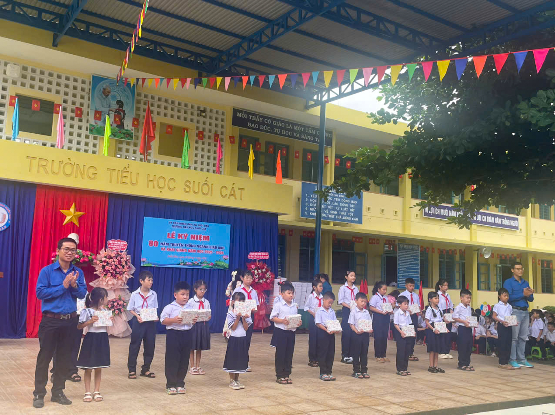Nhiều hoạt động ý nghĩa trong chương trình "Giúp trẻ đến trường" năm 2025 3 Điểm trường Tiểu học Suối Cát, xã Suối Dầu