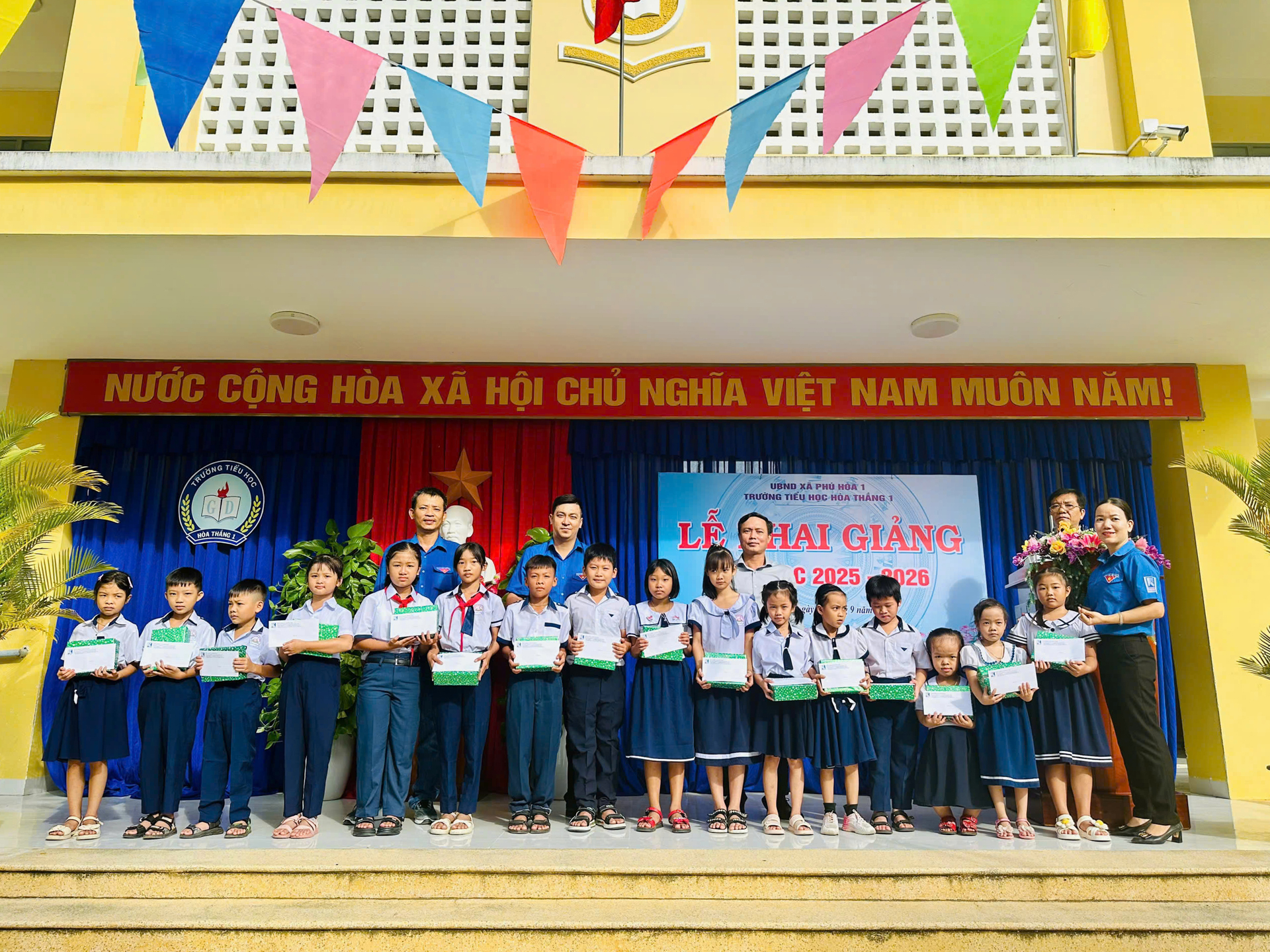 Nhiều hoạt động ý nghĩa trong chương trình "Giúp trẻ đến trường" năm 2025 1 Nhiều hoạt động ý nghĩa trong chương trình "Giúp trẻ đến trường" năm 2025