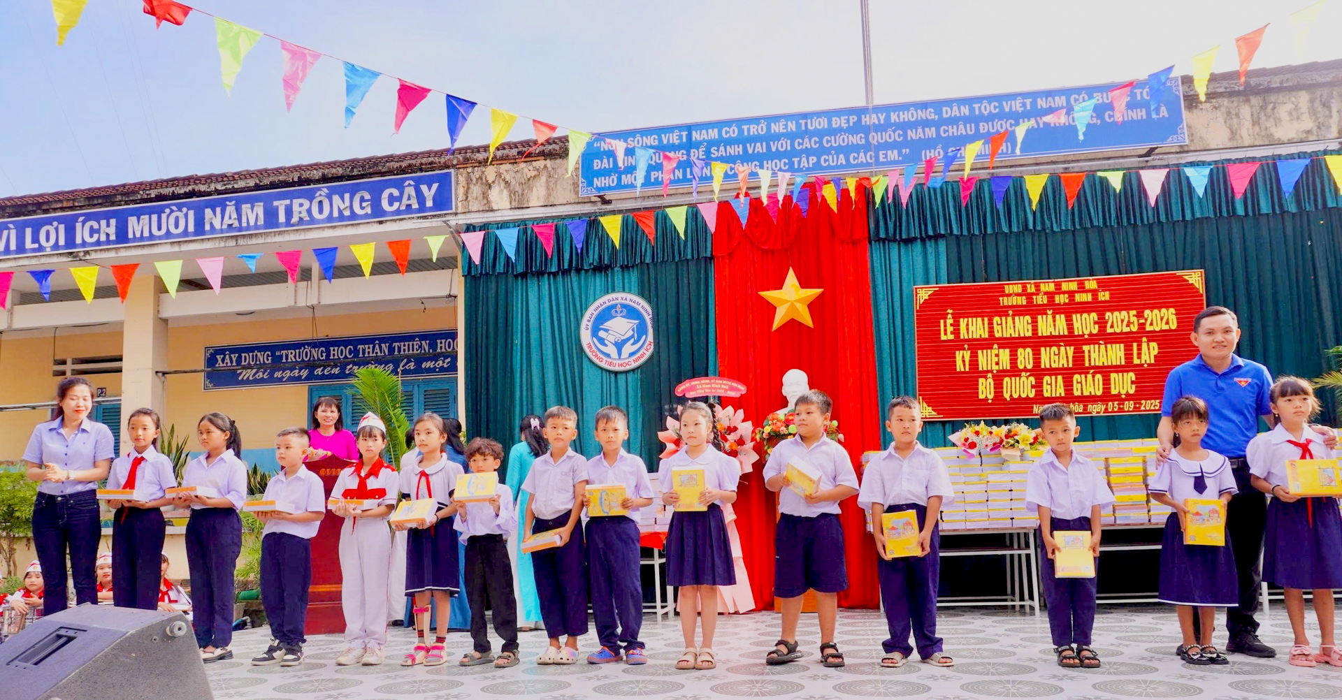 Nhiều hoạt động ý nghĩa trong chương trình "Giúp trẻ đến trường" năm 2025 2 Nhiều hoạt động ý nghĩa trong chương trình "Giúp trẻ đến trường" năm 2025