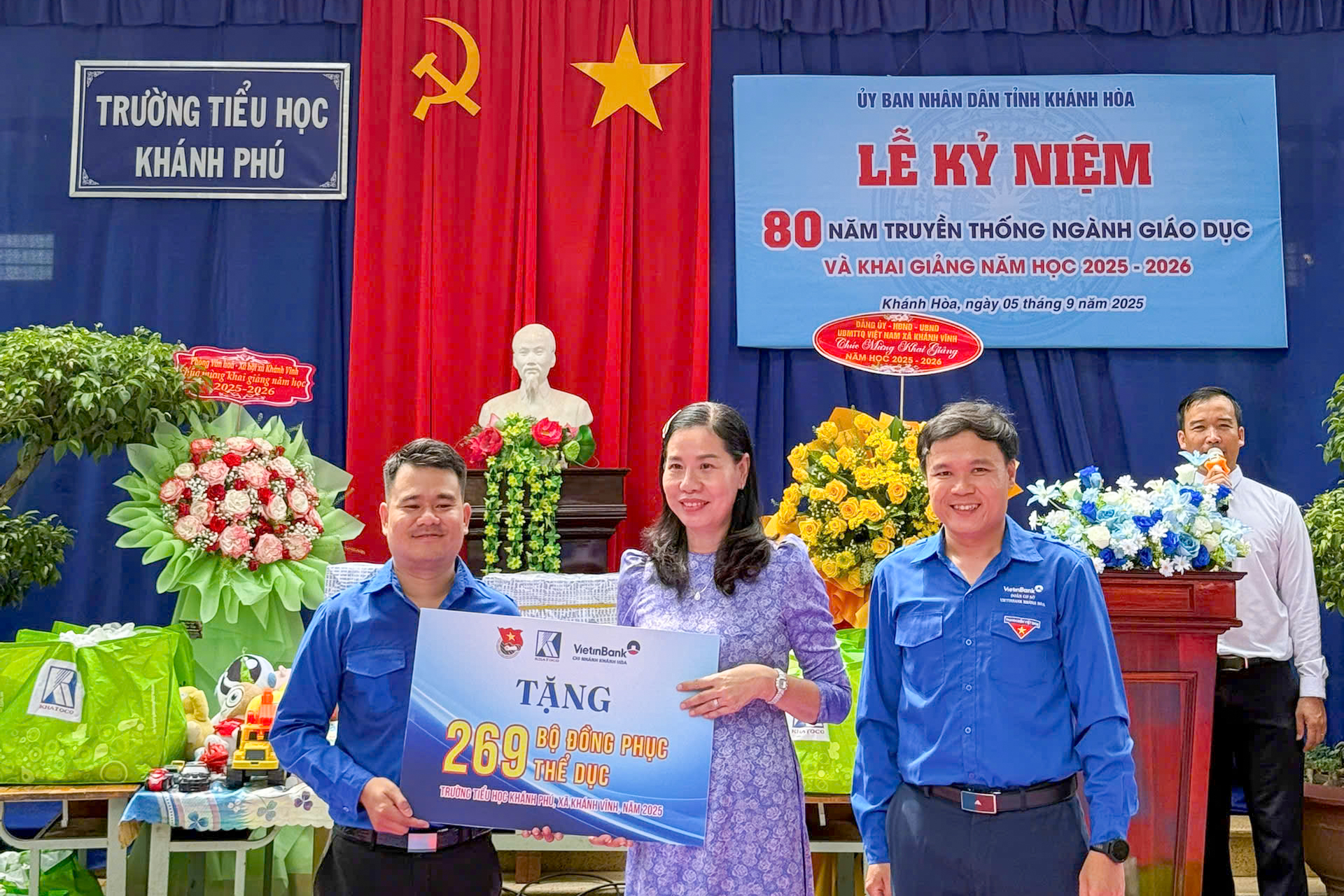 Nhiều hoạt động ý nghĩa trong chương trình "Giúp trẻ đến trường" năm 2025 5 Đại diện Đoàn Thanh niên TCT Khánh Việt và Đoàn Cơ sở VietinBank Khánh Hòa trao tặng đồng phục thể dục cho học sinh trường Tiểu học Khánh Phú