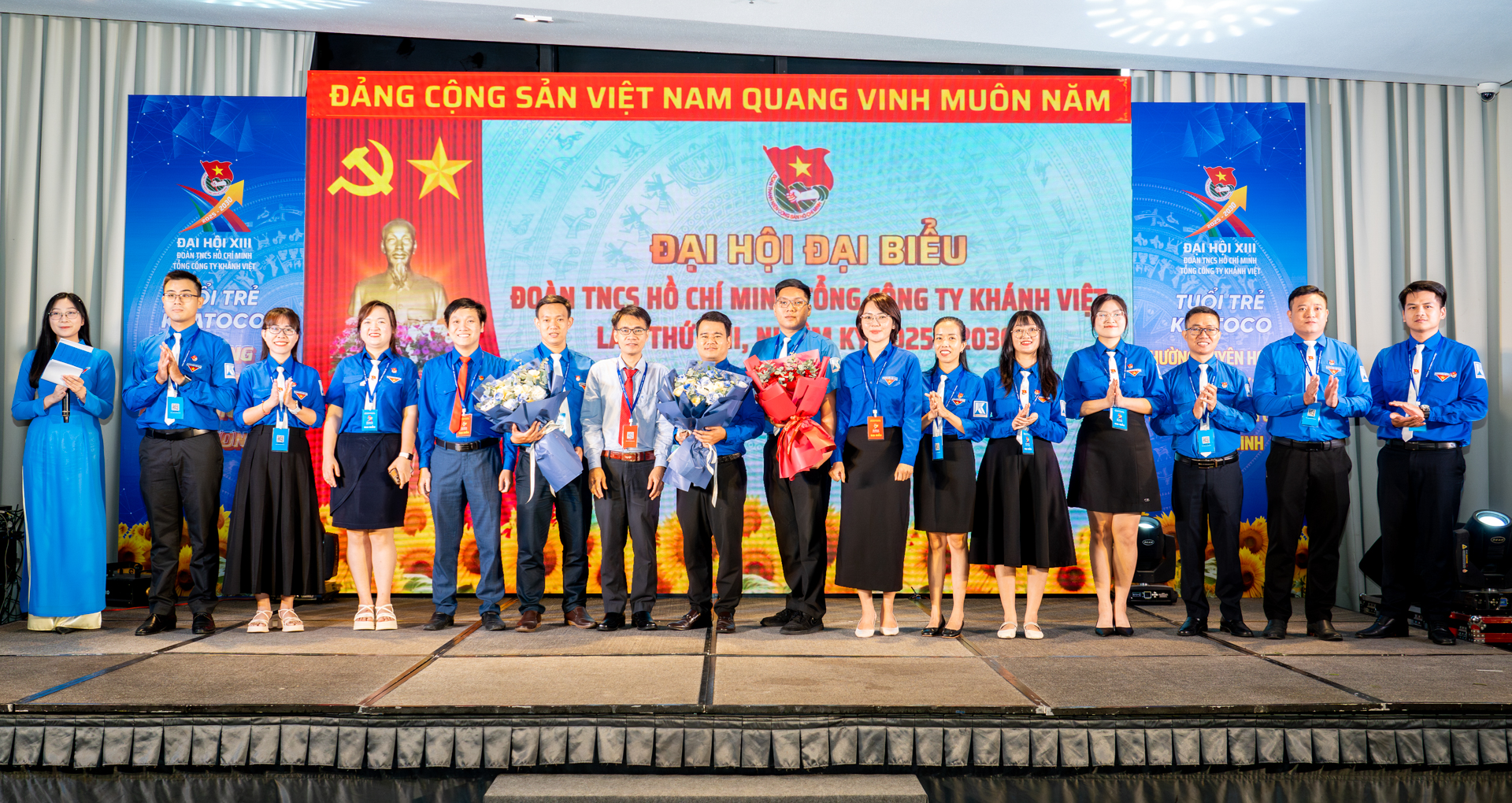 Đại hội Đại biểu Đoàn TNCS Hồ Chí Minh Tổng Công ty Khánh Việt lần thứ XIII, nhiệm kỳ 2025 - 2030 7 Lãnh đạo Tổng Công ty Khánh Việt và Đoàn cấp trên tặng hoa chúc mừng Ban Chấp hành khóa XIII, nhiệm kỳ 2025-2030 ra mắt