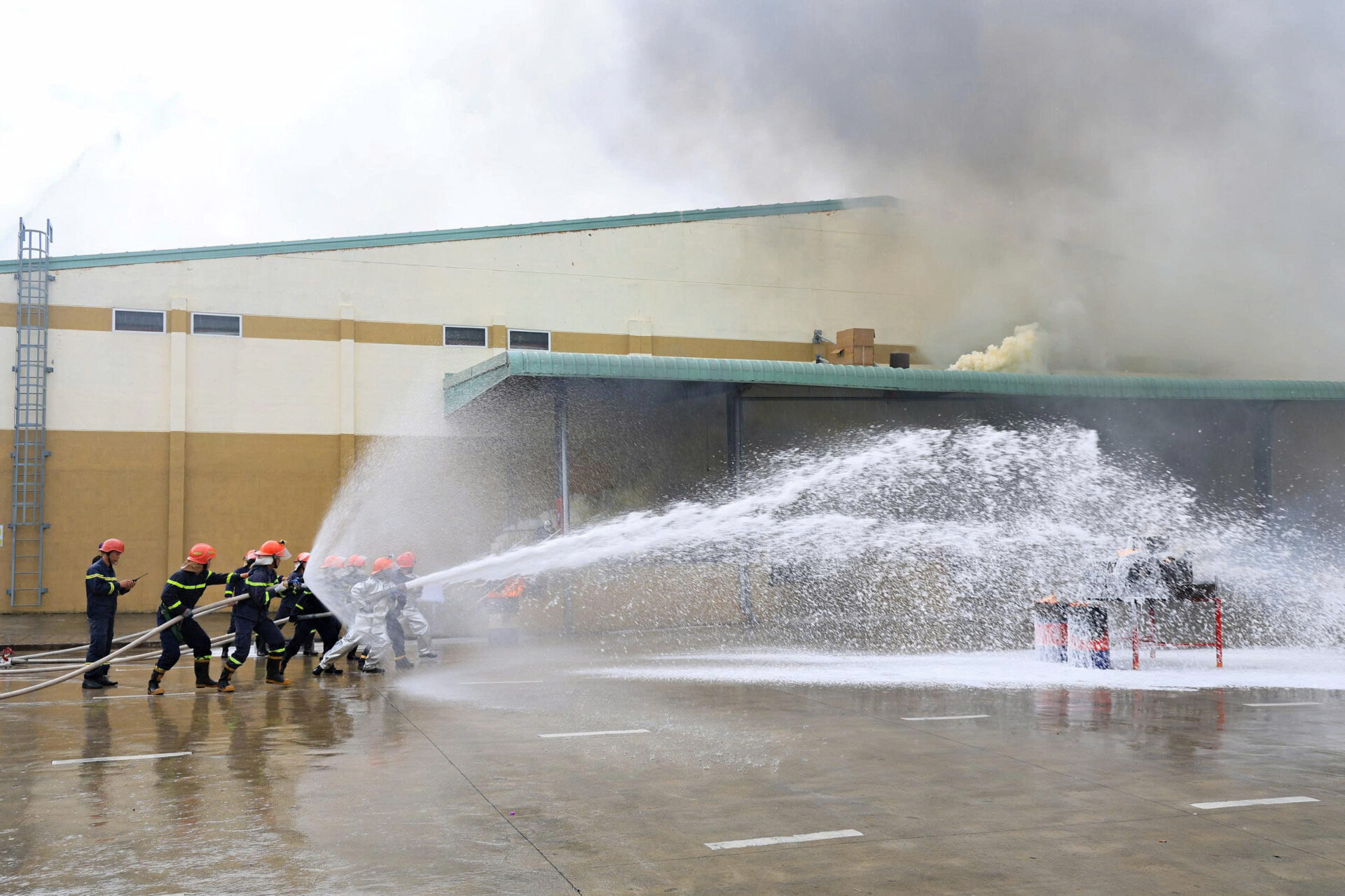 Thực tập phương án chữa cháy và cứu nạn cứu hộ tại Cụm công nghiệp Trảng É 1
