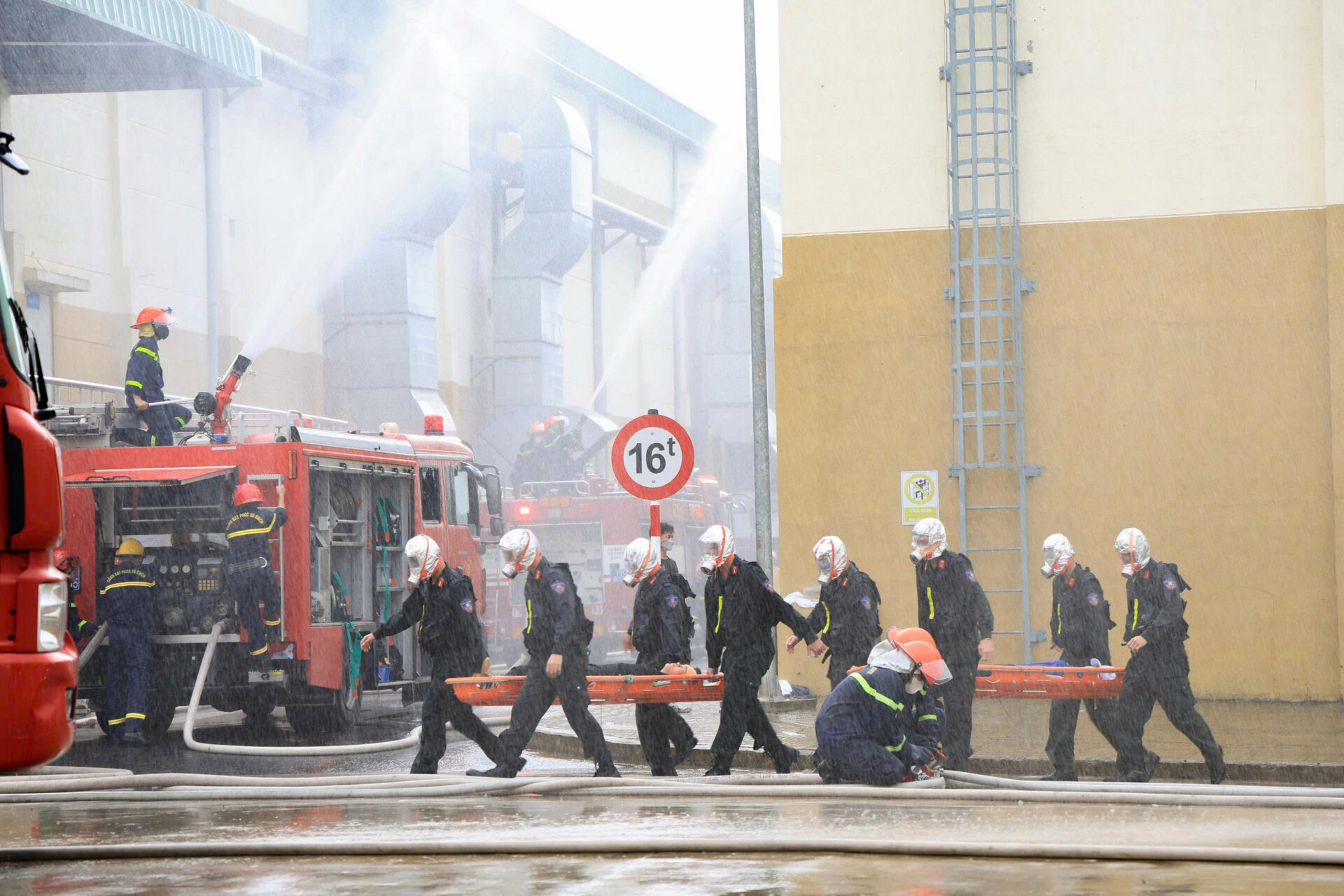 Thực tập phương án chữa cháy và cứu nạn cứu hộ tại Cụm công nghiệp Trảng É 1