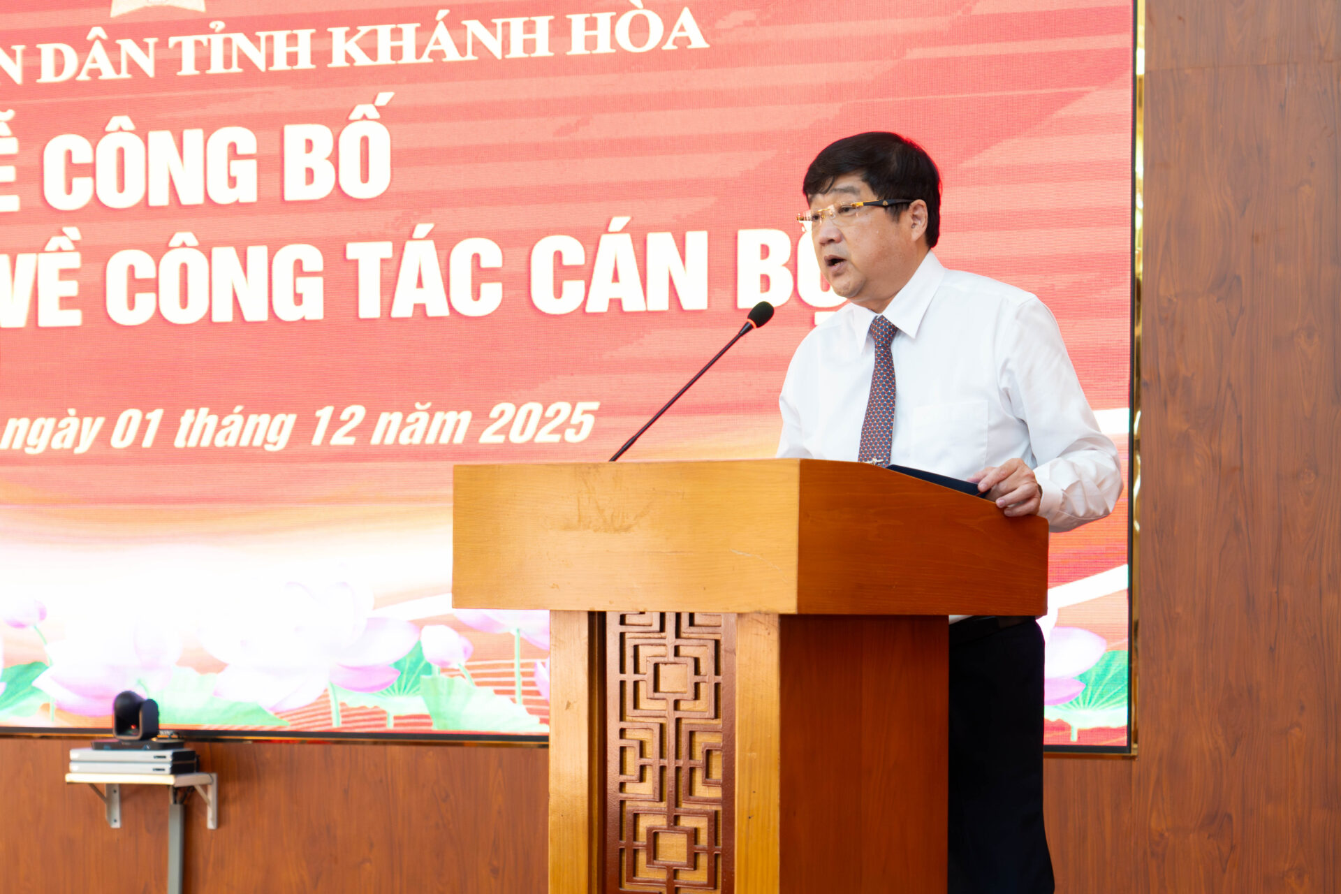 UBND tỉnh Khánh Hòa công bố các Quyết định về công tác cán bộ 5 UBND tỉnh Khánh Hòa công bố các Quyết định về công tác cán bộ