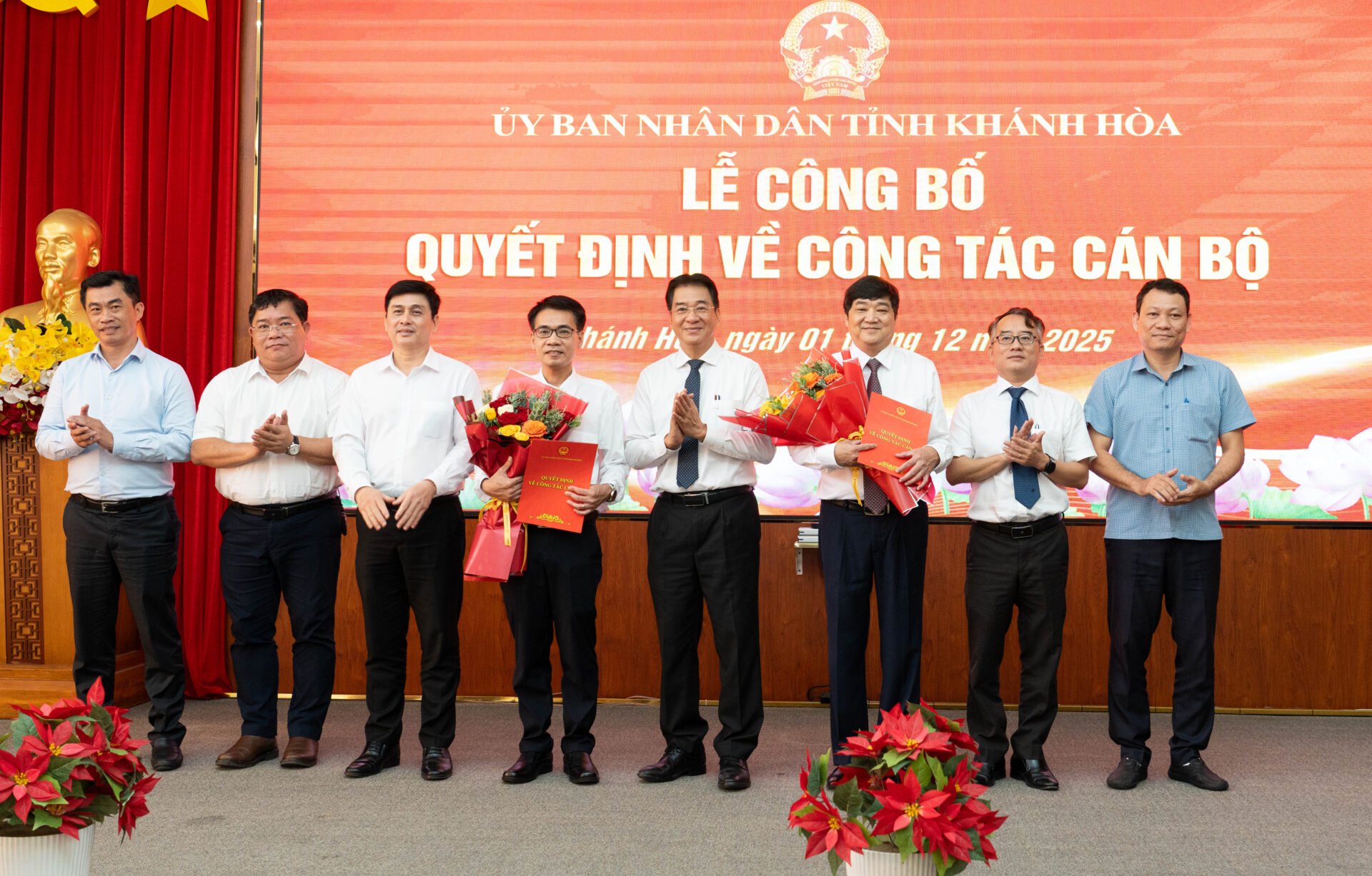 UBND tỉnh Khánh Hòa công bố các Quyết định về công tác cán bộ 2 UBND tỉnh Khánh Hòa công bố các Quyết định về công tác cán bộ