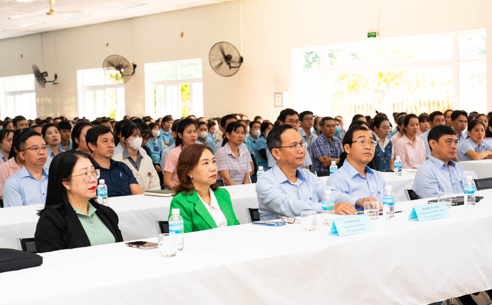 Tổng Giám đốc gặp mặt người lao động cuối năm Ất Tỵ 2025 12 Tổng Giám đốc gặp mặt người lao động cuối năm Ất Tỵ 2025