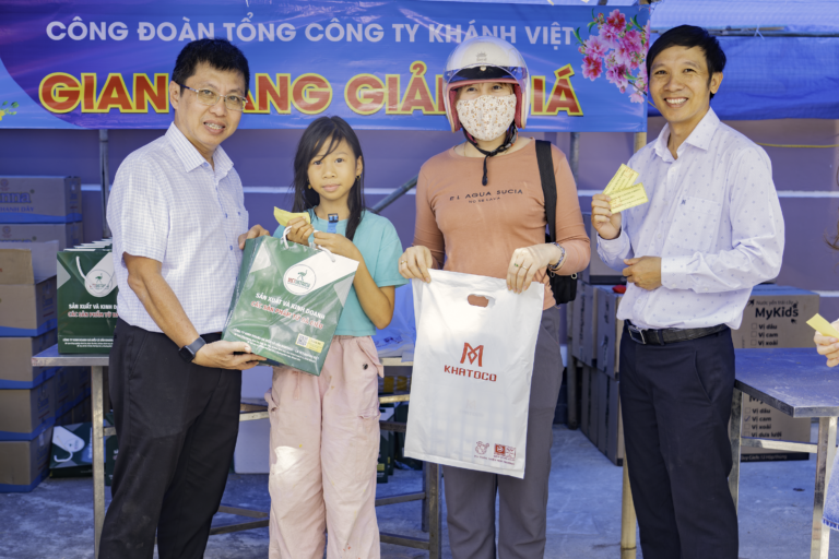 Tết thêm ấm áp với "Gian hàng 0 đồng" của Công đoàn Khatoco