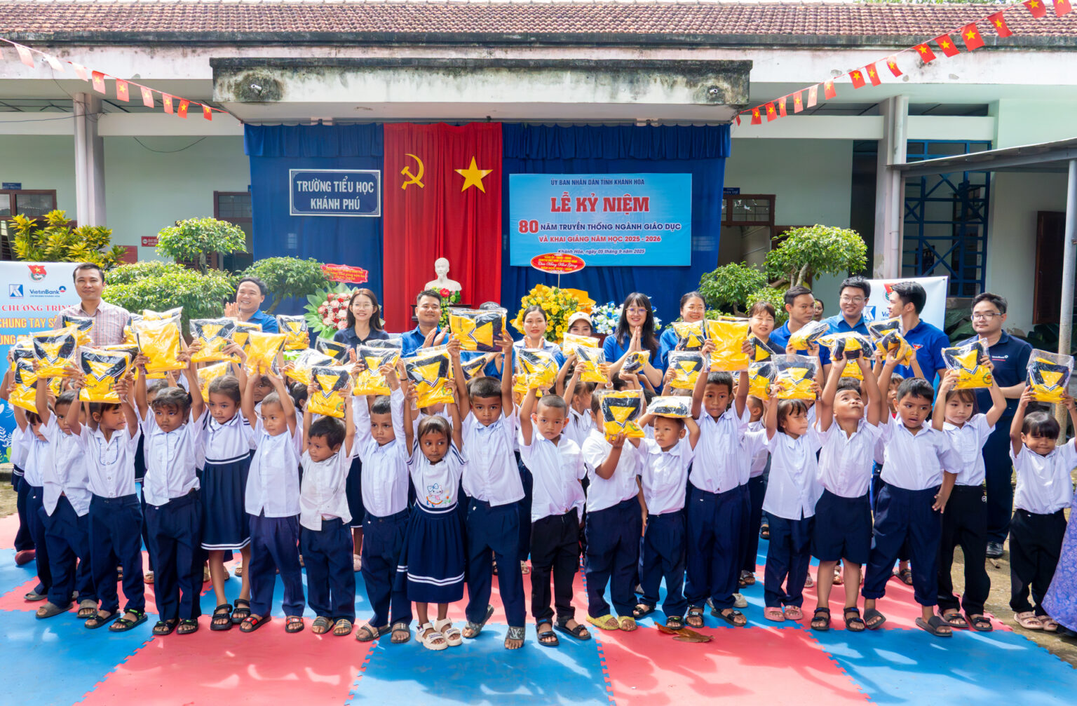 Trao tặng đồng phục thể dục và quà cho các em học sinh trường Tiểu học Khánh Phú trong chương trình "Giúp trẻ đến trường năm 2025"