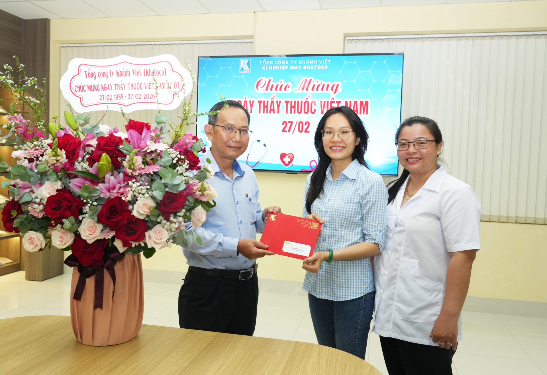 Khatoco tri ân những "chiến sĩ áo trắng" nhân ngày Thầy thuốc Việt Nam