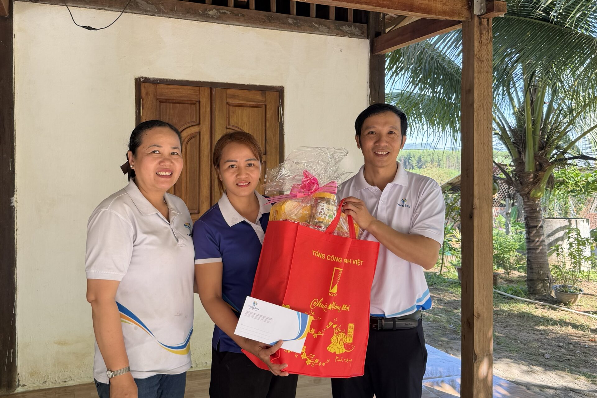 Khatoco: Gói trọn nghĩa tình, mang tết ấm đến với người lao động