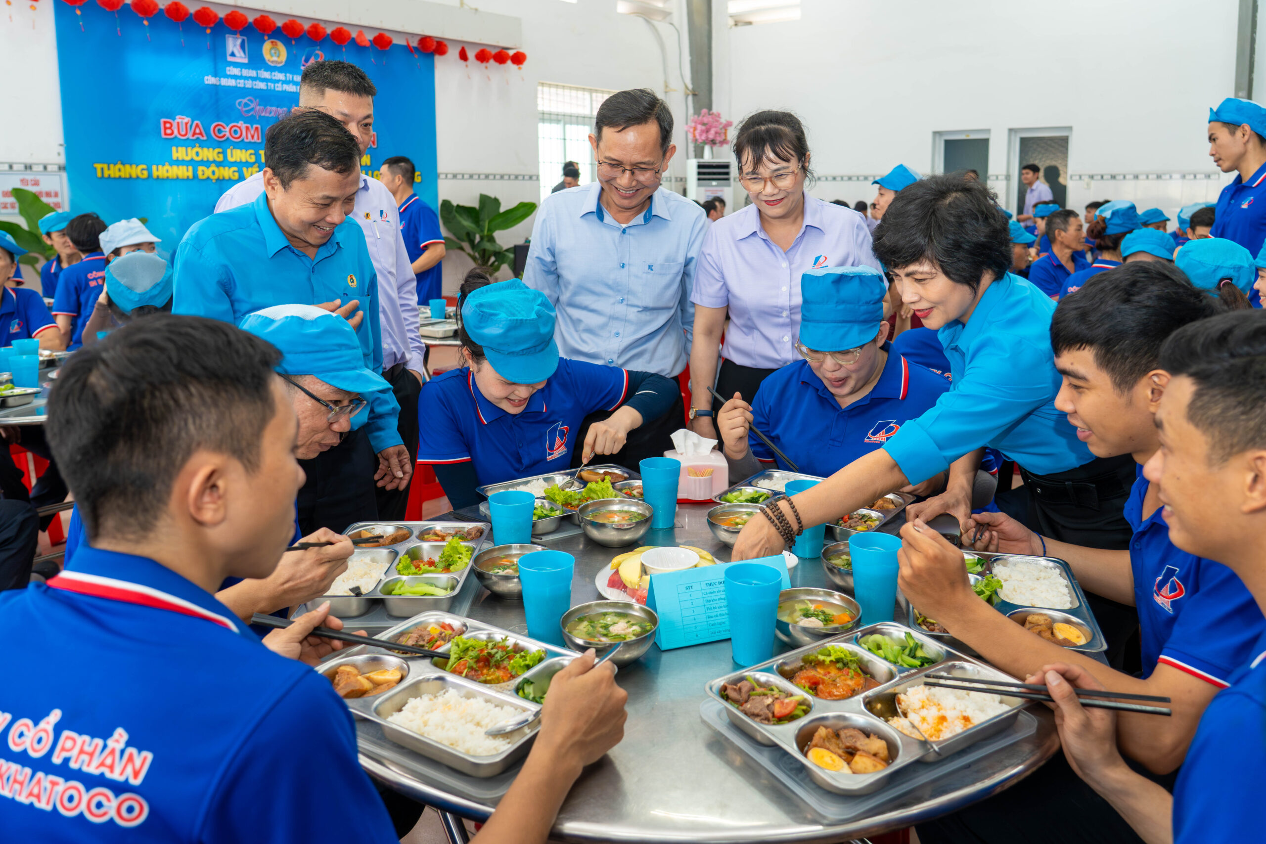 Ấm áp “Bữa cơm công đoàn” tại Công ty Cổ phần In Bao bì Khatoco
