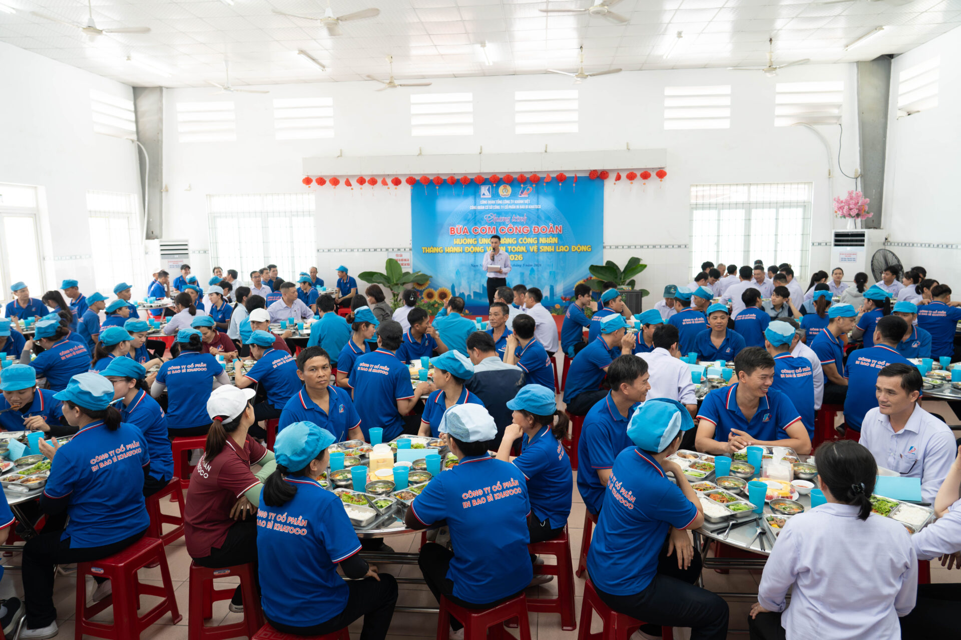 Ấm áp “Bữa cơm công đoàn” tại Công ty Cổ phần In Bao bì Khatoco