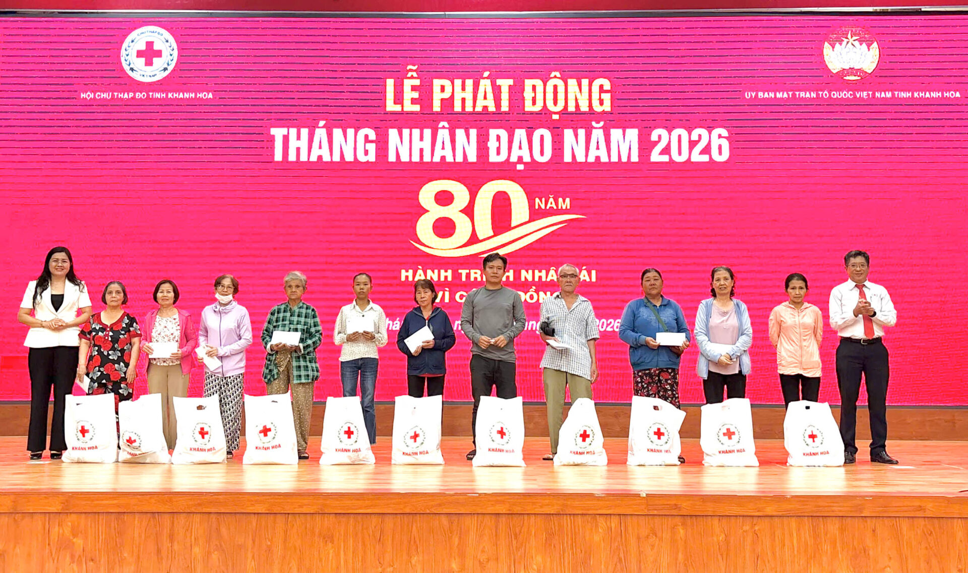 Ban tổ chức trao 200 suất quà cho các gia đình chính sách, người già neo đơn và người khuyết tật phường Nha Trang