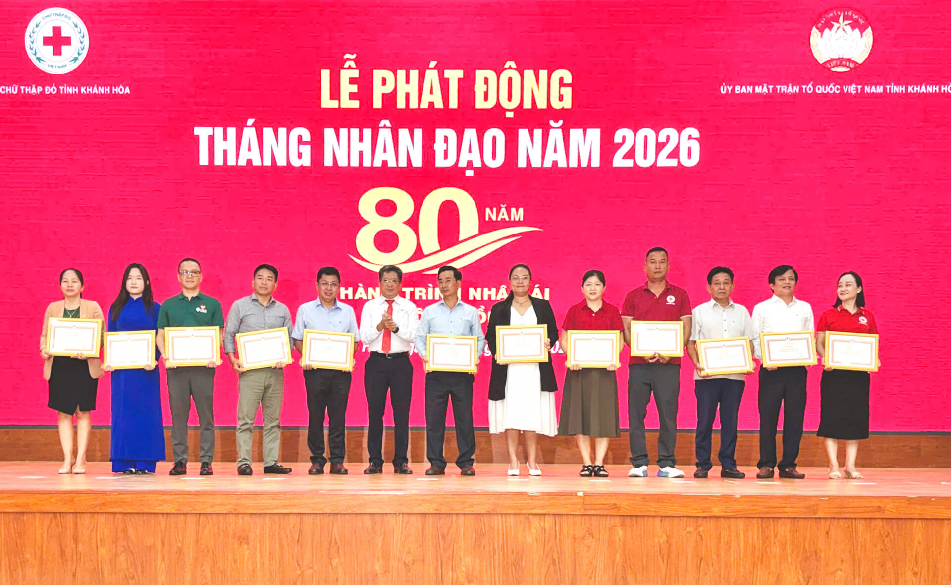 Đại diện Tổng công ty nhận Giấy khen từ Hội Chữ thập đỏ tỉnh cho thành tích xuất sắc giai đoạn 2021-2025