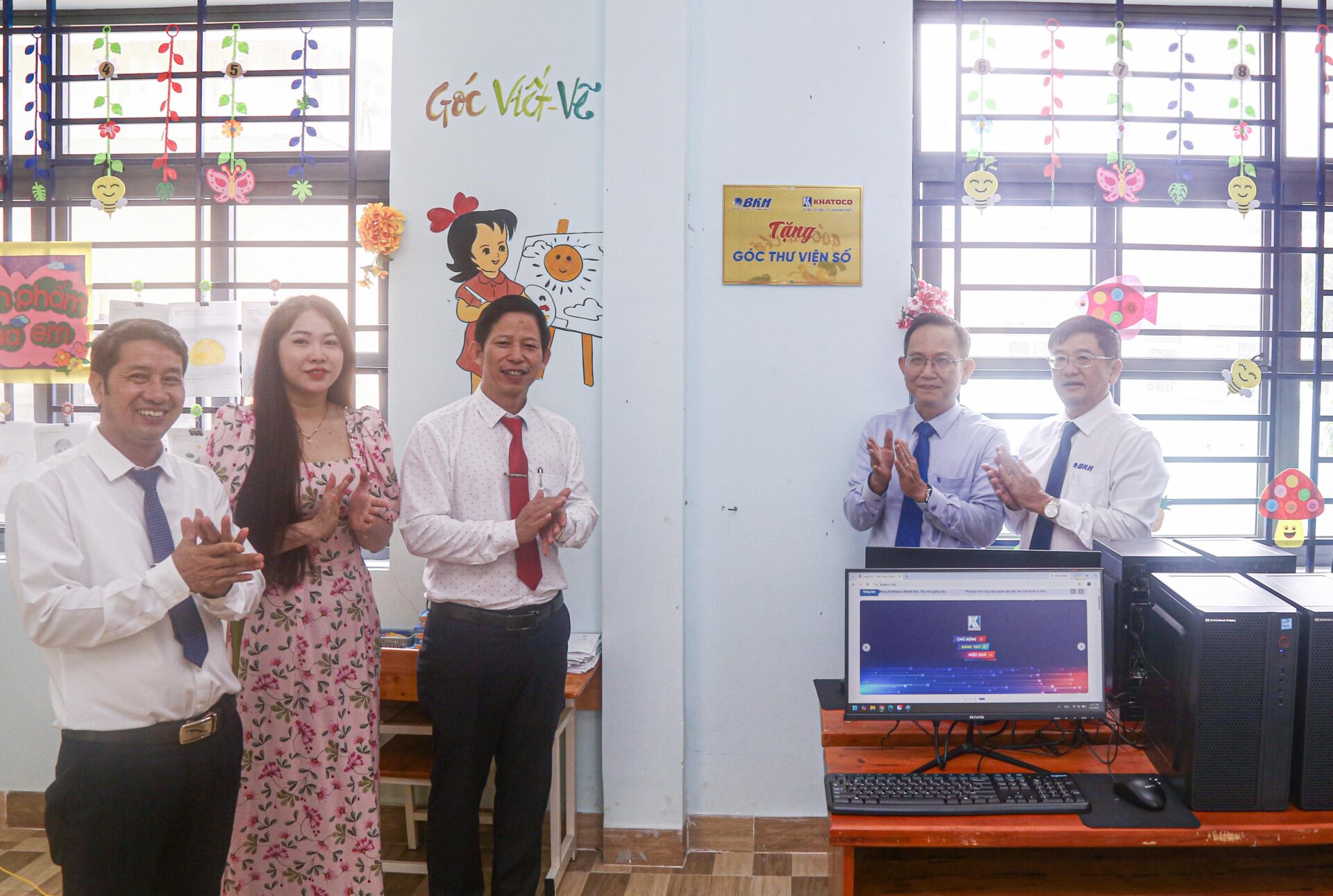 Khatoco trao tặng “Góc thư viện số” cho Trường Tiểu học Bác Ái Tây