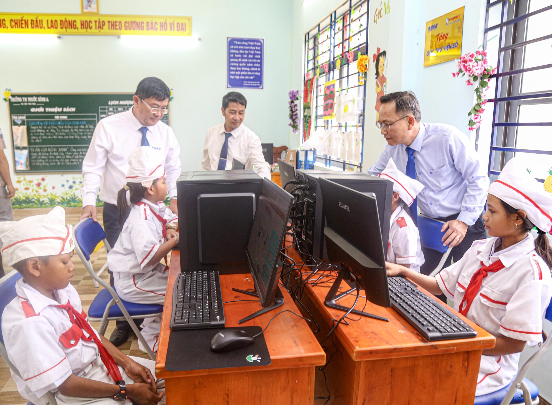 Khatoco trao tặng “Góc thư viện số” cho Trường Tiểu học Bác Ái Tây
