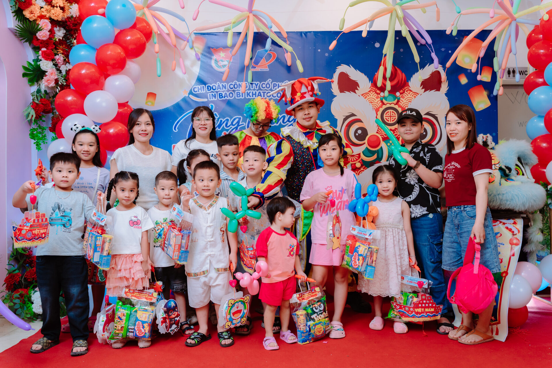 Khatoco trao hơn 2.400 phần quà, mang mùa trăng ấm áp đến con em người lao động 9 Khatoco trao hơn 2.400 phần quà, mang mùa trăng ấm áp đến con em người lao động