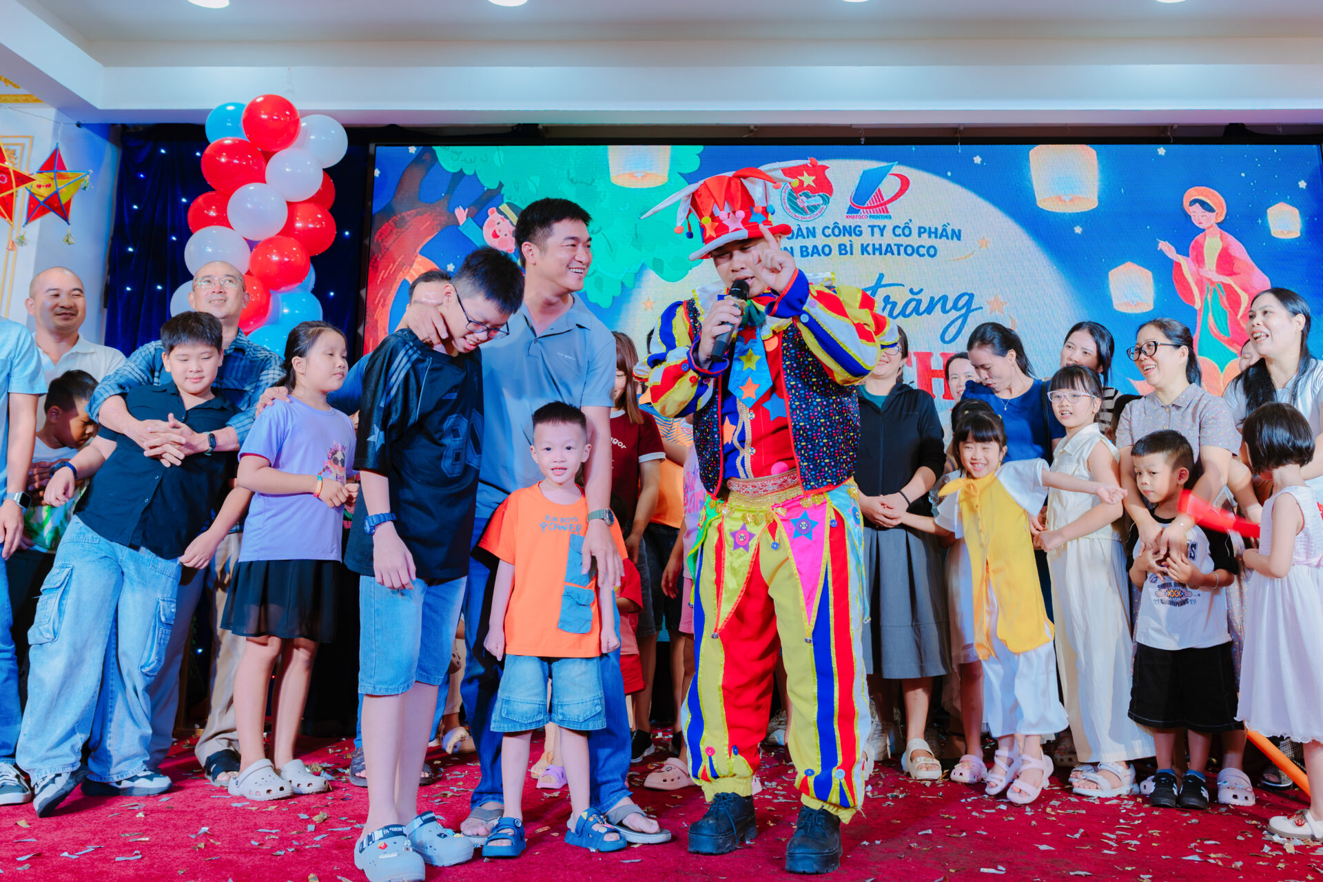 Khatoco trao hơn 2.400 phần quà, mang mùa trăng ấm áp đến con em người lao động 10 Khatoco trao hơn 2.400 phần quà, mang mùa trăng ấm áp đến con em người lao động