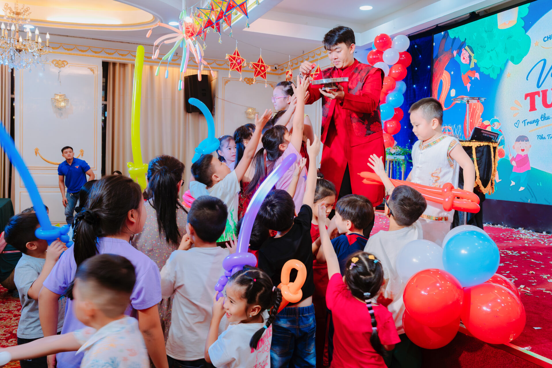 Khatoco trao hơn 2.400 phần quà, mang mùa trăng ấm áp đến con em người lao động 3 Khatoco trao hơn 2.400 phần quà, mang mùa trăng ấm áp đến con em người lao động