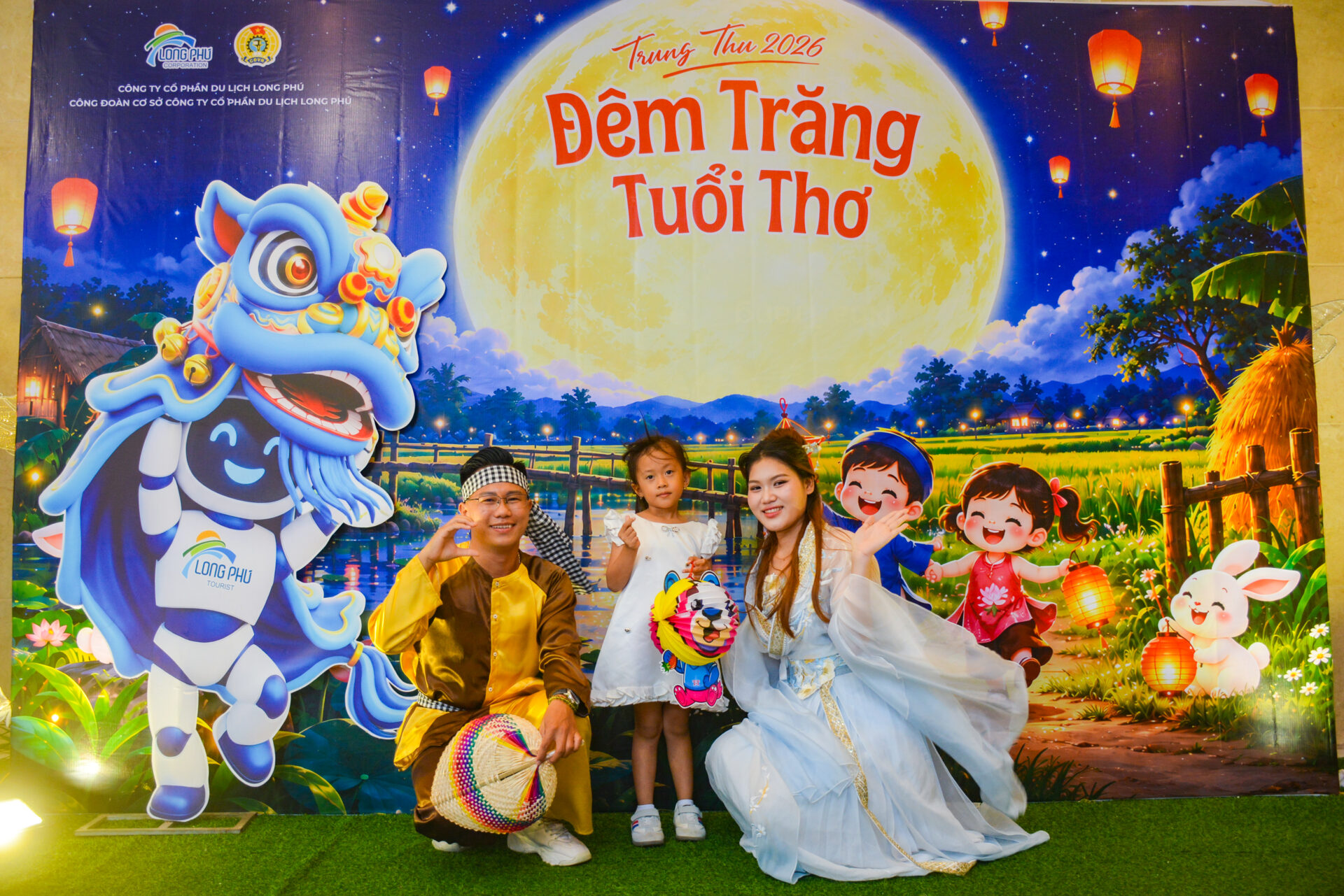 Khatoco trao hơn 2.400 phần quà, mang mùa trăng ấm áp đến con em người lao động 8 Khatoco trao hơn 2.400 phần quà, mang mùa trăng ấm áp đến con em người lao động