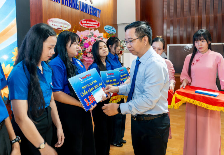 KHATOCO dành hơn 470 triệu đồng tiếp sức học sinh, sinh viên đến trường