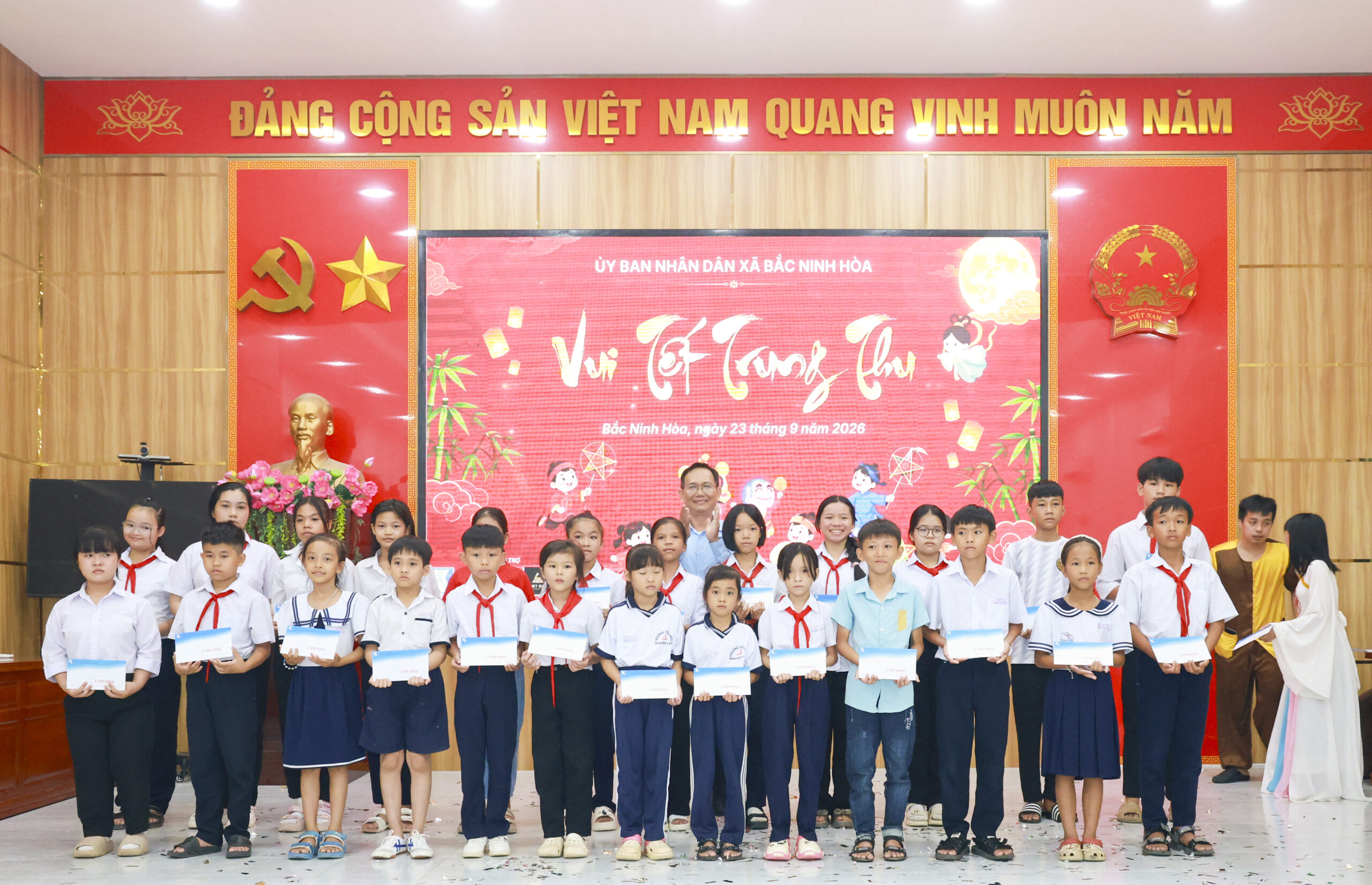 Khatoco tặng học bổng, quà trung thu cho thiếu nhi xã Bắc Ninh Hòa