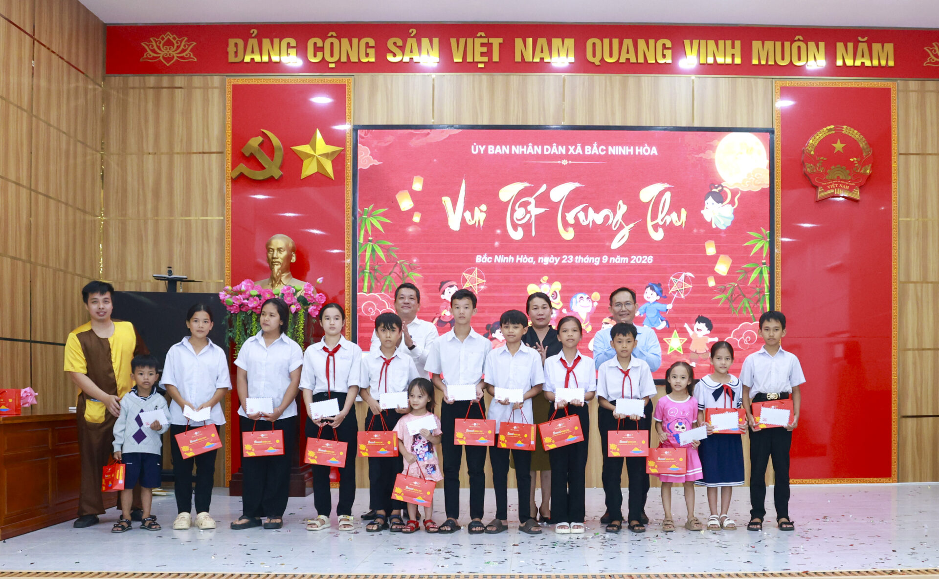 Khatoco tặng học bổng, quà trung thu cho thiếu nhi xã Bắc Ninh Hòa