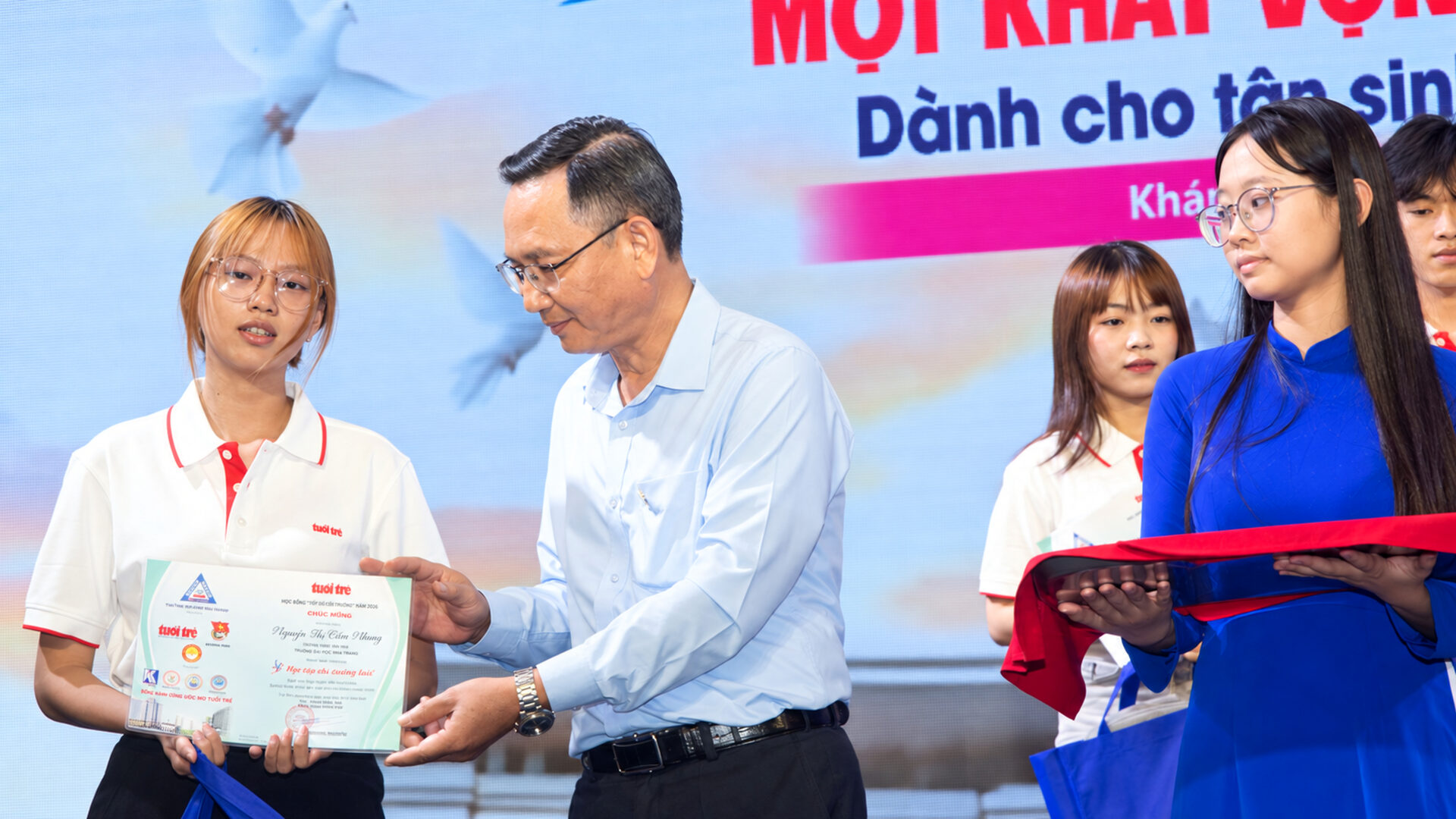 KHATOCO đồng hành 15 năm cùng chương trình “Tiếp sức đến trường” 2 KHATOCO đồng hành 15 năm cùng chương trình “Tiếp sức đến trường”
