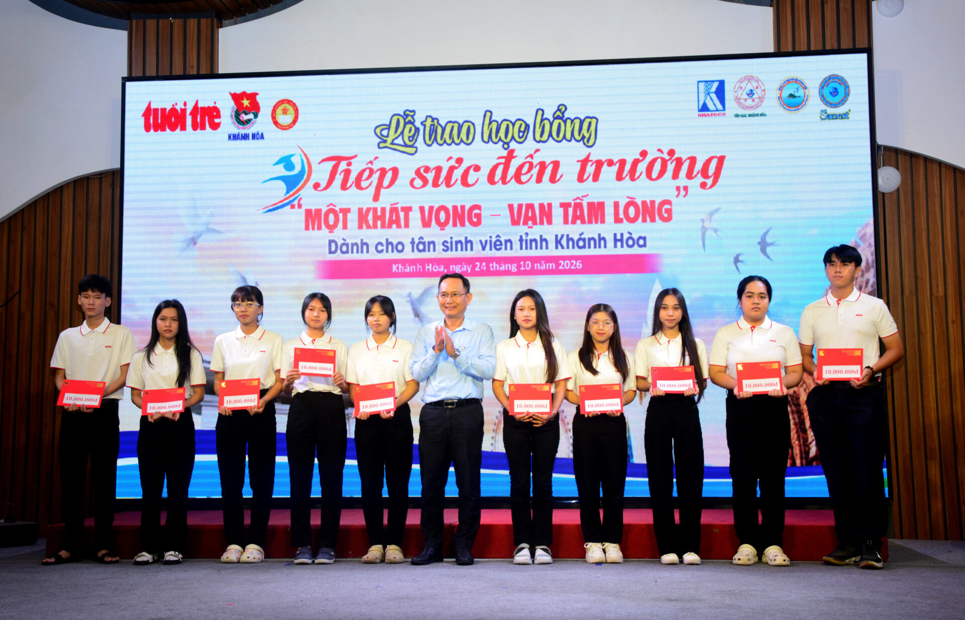 KHATOCO đồng hành 15 năm cùng chương trình “Tiếp sức đến trường” 5 KHATOCO đồng hành 15 năm cùng chương trình “Tiếp sức đến trường”