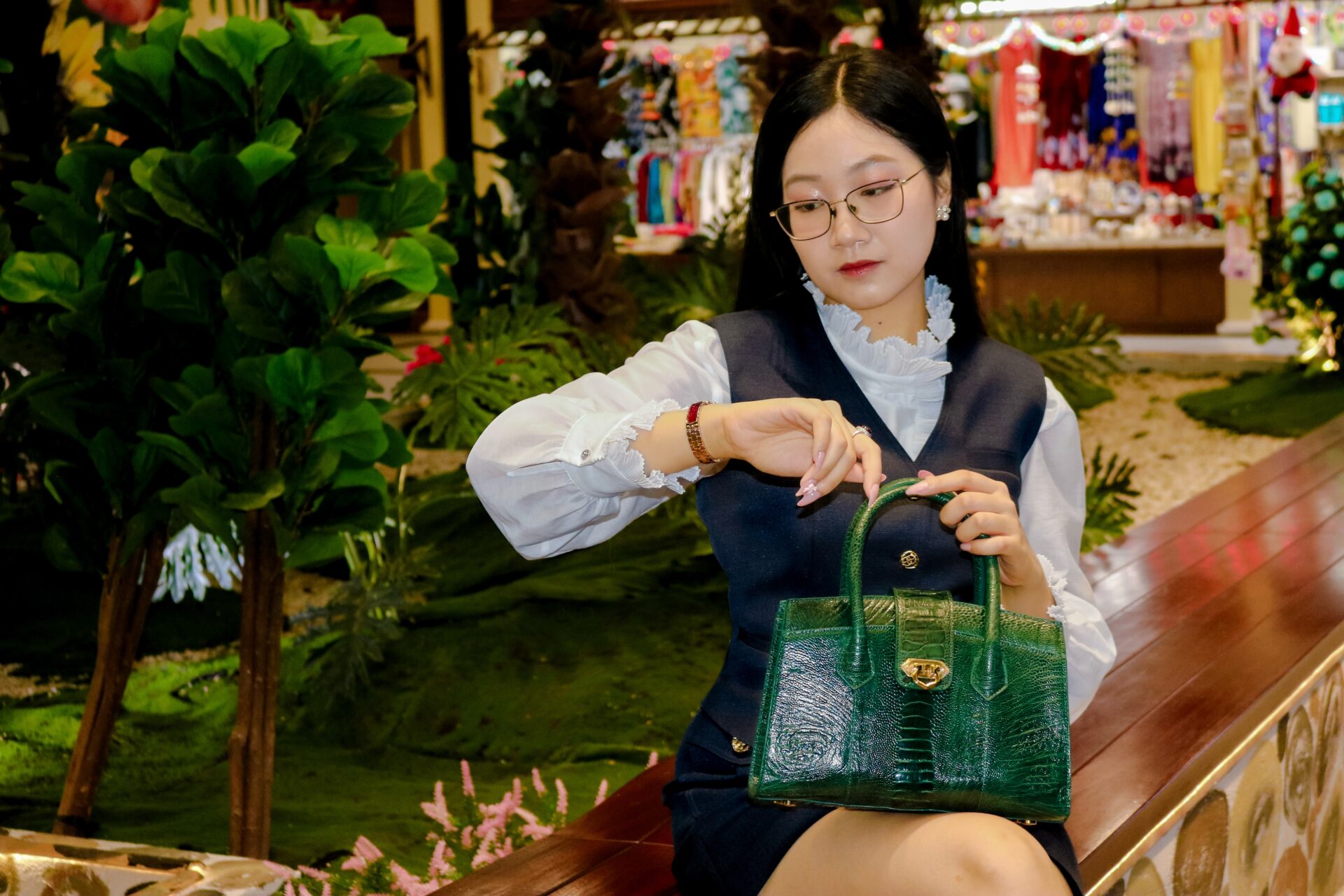 Chọn quà 20/10 cùng Thời trang da đà điểu, cá sấu Khatoco
